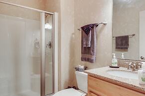 1 Mi to Wisp Resort: Hot Tub Haven in Mchenry!