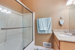 1 Mi to Wisp Resort: Hot Tub Haven in Mchenry!