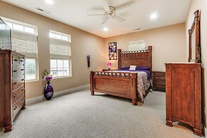 1 Mi to Wisp Resort: Hot Tub Haven in Mchenry!