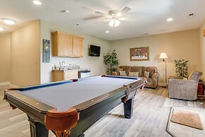 1 Mi to Wisp Resort: Hot Tub Haven in Mchenry!