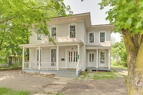 8 Mi to Keuka Lake: Walkable Apartment in Bath
