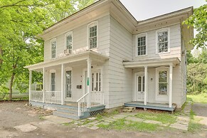 8 Mi to Keuka Lake: Walkable Apartment in Bath