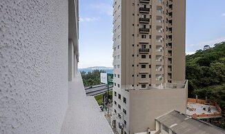 Sea View apt w/ BBQ in Itapema Sbn0705