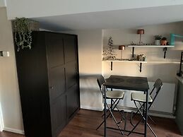 Tranquil Studio - Sleeps 2 & Private Parking
