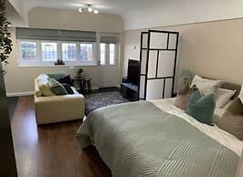 Tranquil Studio - Sleeps 2 & Private Parking