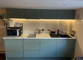 Tranquil Studio - Sleeps 2 & Private Parking