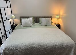 Tranquil Studio - Sleeps 2 & Private Parking