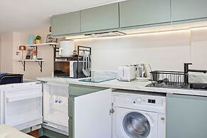 Tranquil Studio - Sleeps 2 & Private Parking