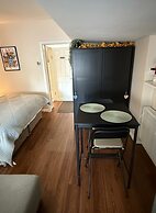 Tranquil Studio - Sleeps 2 & Private Parking