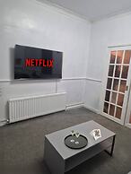 3 Bed Home Free Wifi & Netflix Central Location