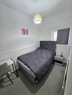 3 Bed Home Free Wifi & Netflix Central Location