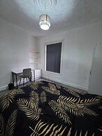 3 Bed Home Free Wifi & Netflix Central Location