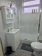 3 Bed Home Free Wifi & Netflix Central Location