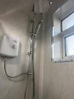 3 Bed Home Free Wifi & Netflix Central Location