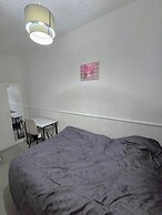 3 Bed Home Free Wifi & Netflix Central Location