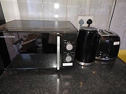 3 Bed Home Free Wifi & Netflix Central Location