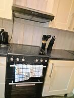 3 Bed Home Free Wifi & Netflix Central Location