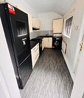 3 Bed Home Free Wifi & Netflix Central Location
