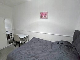 3 Bed Home Free Wifi & Netflix Central Location
