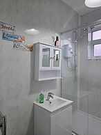 3 Bed Home Free Wifi & Netflix Central Location