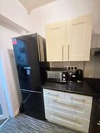 3 Bed Home Free Wifi & Netflix Central Location