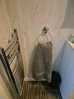 3 Bed Home Free Wifi & Netflix Central Location