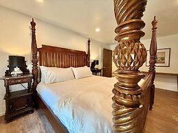 The Hotel Henry