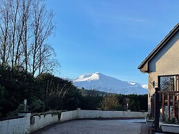 Highland Comfort With Mountain Views