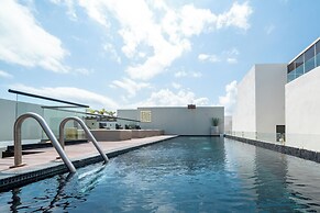 1 Br Condo with Rooftop Pool & Bar - IT