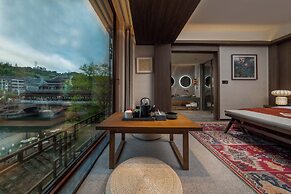 Fenghuang Yiquan River View B&B