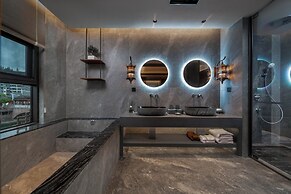 Fenghuang Yiquan River View B&B