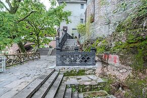 Fenghuang Yiquan River View B&B