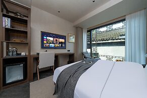 Fenghuang Yiquan River View B&B