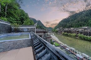 Fenghuang Yiquan River View B&B