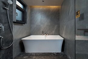 Fenghuang Yiquan River View B&B