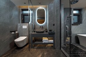 Fenghuang Yiquan River View B&B