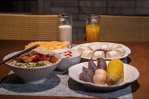 Fenghuang Yiquan River View B&B