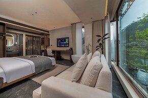 Fenghuang Yiquan River View B&B