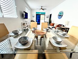 3BR 2BA Balconies Hip Lo za Beach Caf s