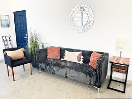 3BR 2BA Balconies Hip Lo za Beach Caf s