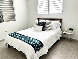 3BR 2BA Balconies Hip Lo za Beach Caf s