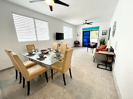 3BR 2BA Balconies Hip Lo za Beach Caf s