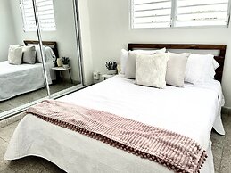 3BR 2BA Balconies Hip Lo za Beach Caf s