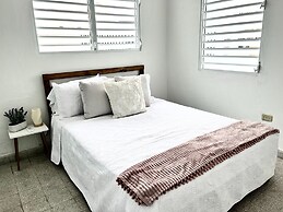 3BR 2BA Balconies Hip Lo za Beach Caf s