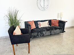 3BR 2BA Balconies Hip Lo za Beach Caf s