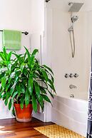 Prime Location Top Rated Clean Parking Free