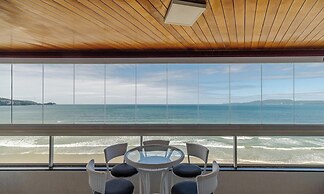 Sea View Apt w/ BBQ in Itapema Dnl0602
