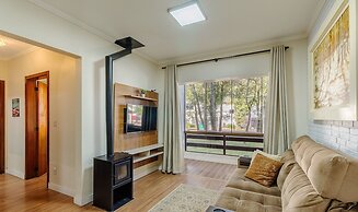 Spacious apt Winternal Fireplace in Gramado Avp105