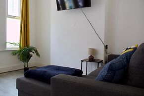 Green Corner House Sleeps 6 & Free Parking
