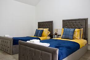 Green Corner House Sleeps 6 & Free Parking